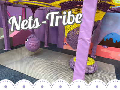 Das Nets-Tribe ist ein Gebilde das außen Stangen hat, zwischen denen ein dichtes Netz aus gewebten Fäden befestigt ist. Es hat einen Einstieg durch den man hereinklettern kann.