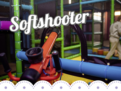 Softshooter ist eine abgerenzte Arena im Klettergerüst mit Schaumstoffbällen, die verschossen werden können.